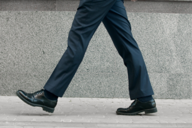 シークレットシューズを履いたらどんな歩き方にするべき？疲れる＆歩きにくいと無縁な靴はあるの？